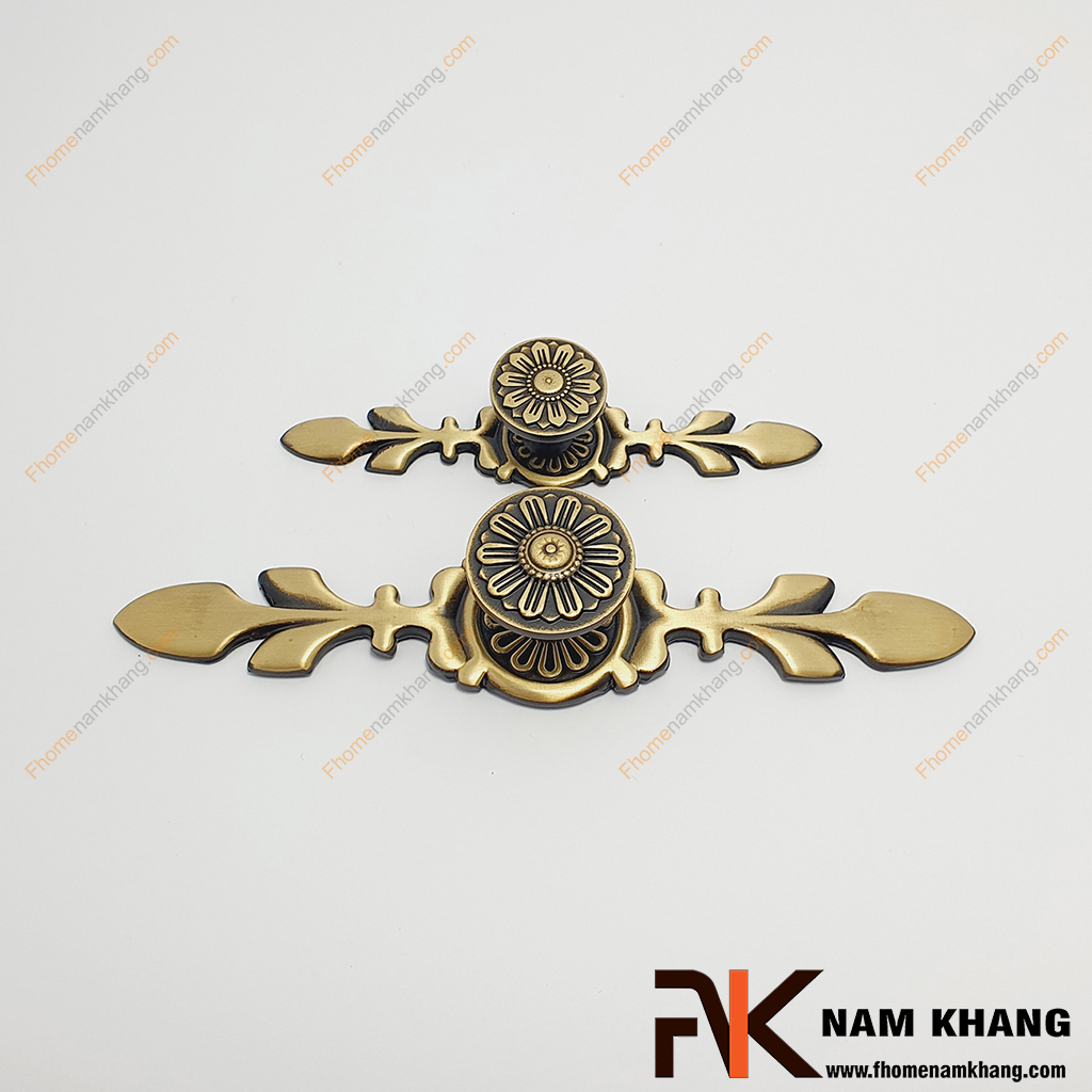 Núm cửa tủ phối thanh đồng cổ điển NK071D-OR có thiết kế kết hợp núm nắm tủ đầu tròn và thanh cố định bằng đồng hoa văn chất lượng cao.