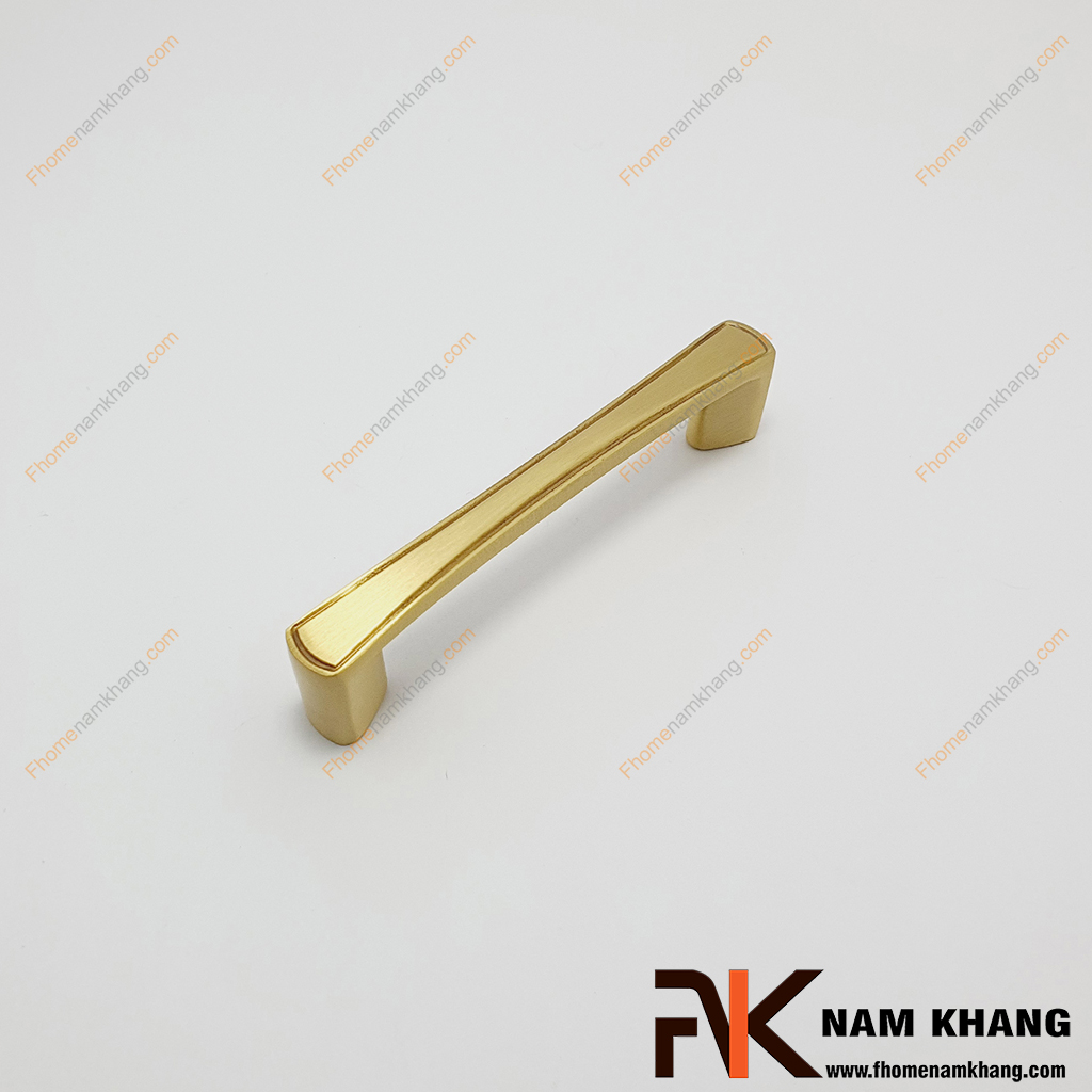 Tay nắm cửa tủ phong cách tinh tế đồng vàng NK206D-DVM kiểu dáng tay nắm dạng thanh ngang với thân hơi cong nhẹ mang cảm giác mềm mại và thoải mái khi sử dụng.
