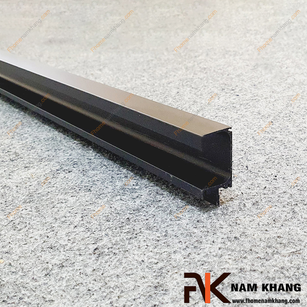 Tay nắm tủ xẻ rãnh có nắp chụp NK410GD-3000D là một dạng tay nắm âm tủ thường được lắp ở cạnh cửa.