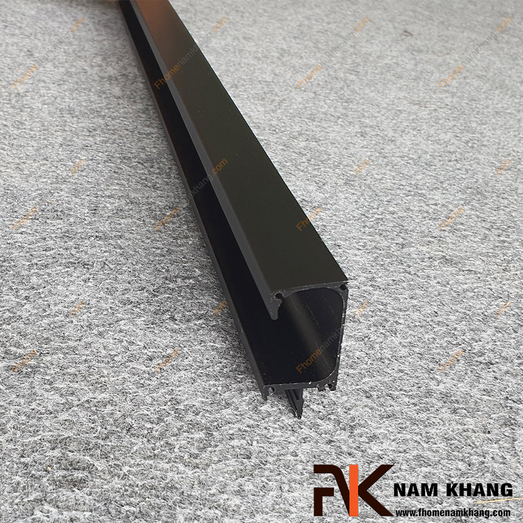 Tay nắm tủ xẻ rãnh có nắp chụp NK410GD-3000D là một dạng tay nắm âm tủ thường được lắp ở cạnh cửa.