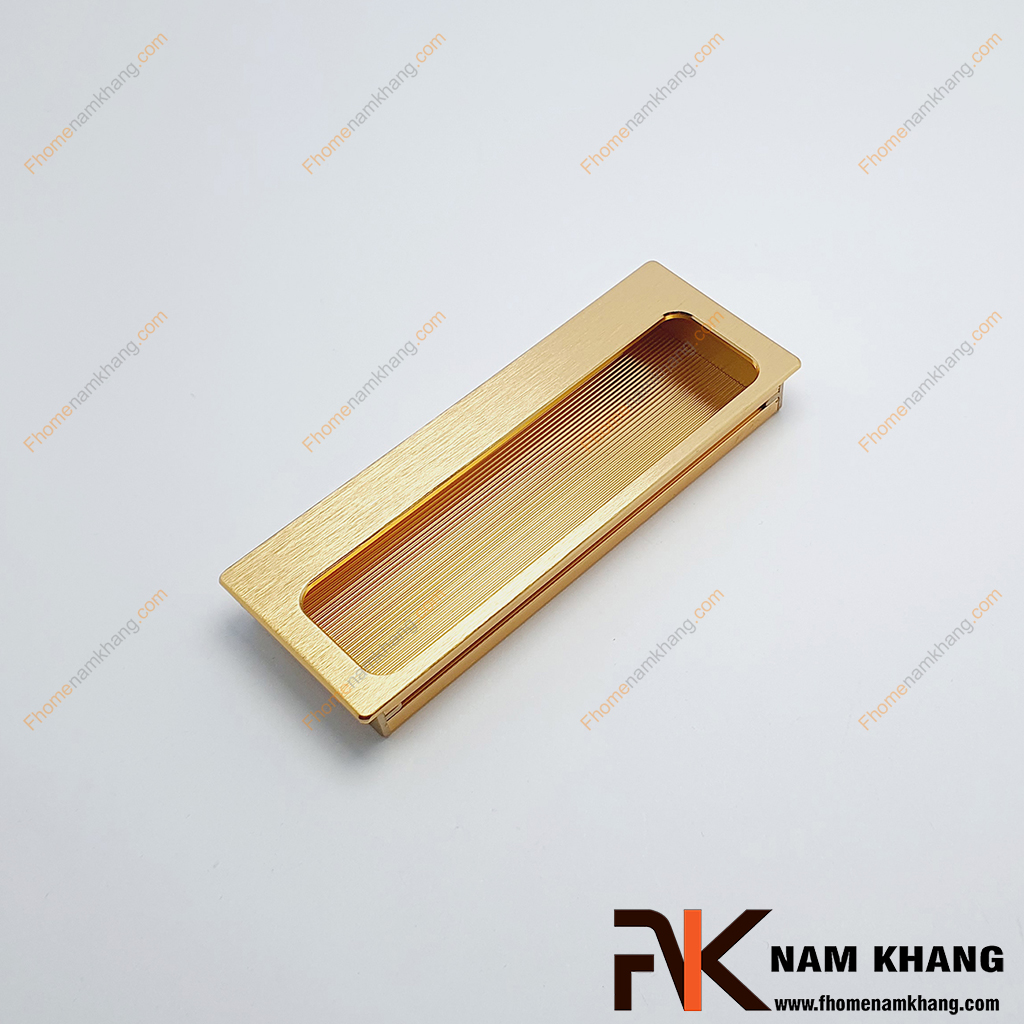 Tay nắm âm tủ hợp kim màu vàng NK431LS-V được thiết kế tinh tế với tông màu vàng ánh kim sang trọng.