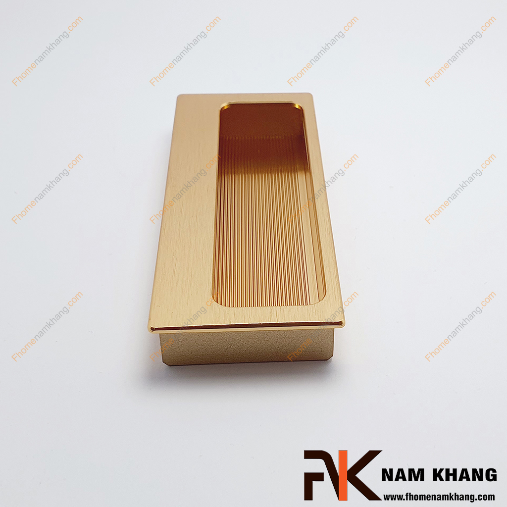 Tay nắm âm tủ hợp kim màu vàng NK431LS-V được thiết kế tinh tế với tông màu vàng ánh kim sang trọng.