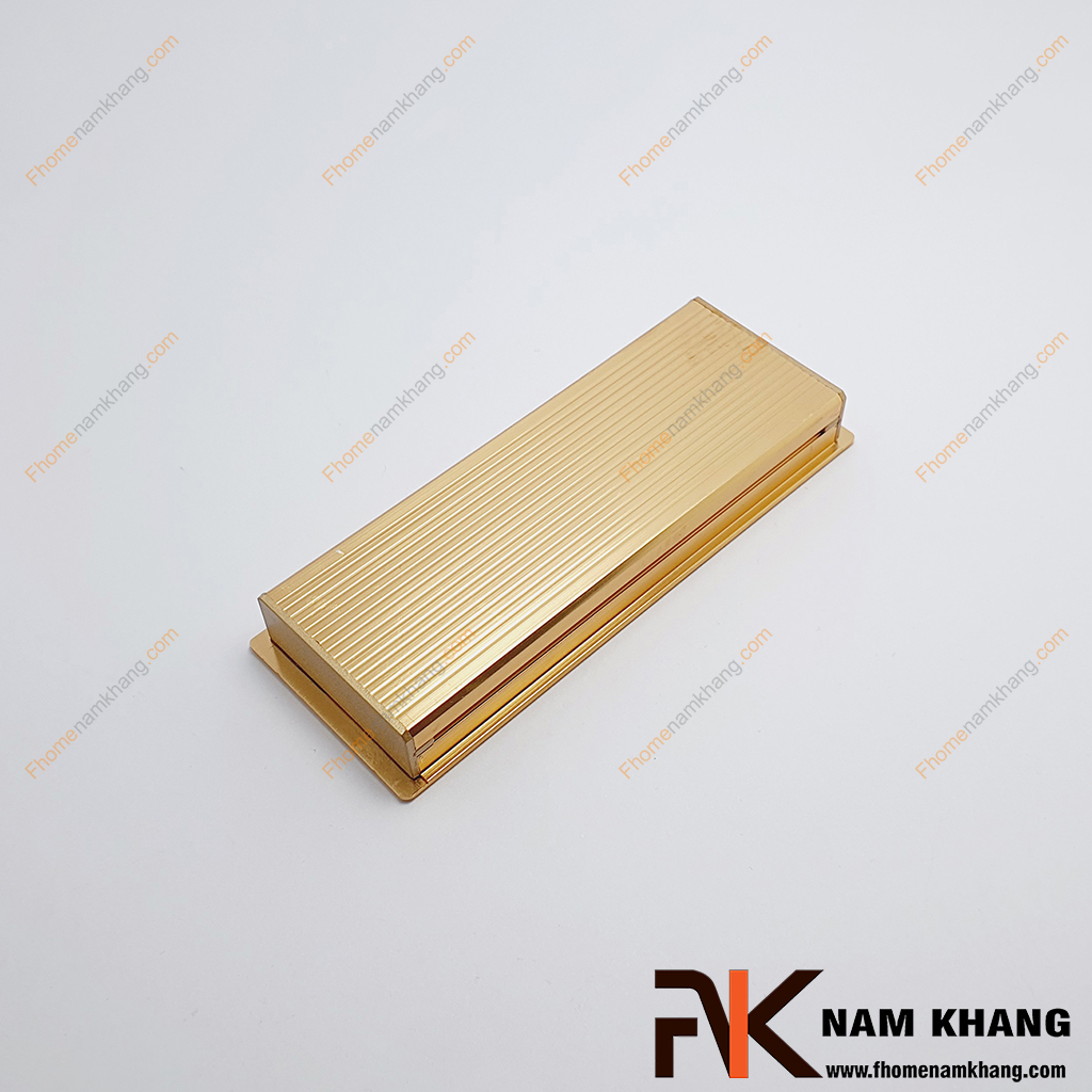 Tay nắm âm tủ hợp kim màu vàng NK431LS-V được thiết kế tinh tế với tông màu vàng ánh kim sang trọng.