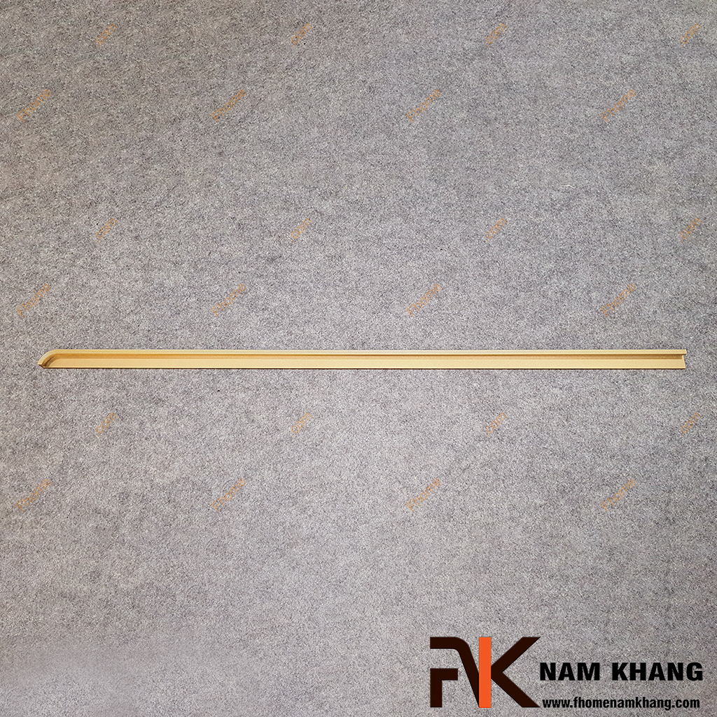 Tay nắm âm cửa tủ lắp cạnh thanh dài màu ghi vàng NK061TJ-1100VM - sở hữu thiết kế dạng thanh dài uốn cong bo tròn ở đầu trên, tạo cảm giác mềm mại nhưng vẫn giữ được nét hiện đại.