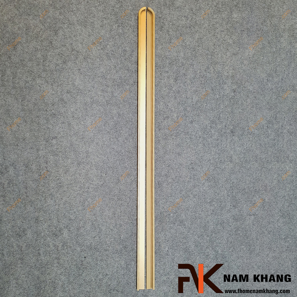 Tay nắm âm cửa tủ lắp cạnh thanh dài màu ghi vàng NK061TJ-1100VM - sở hữu thiết kế dạng thanh dài uốn cong bo tròn ở đầu trên, tạo cảm giác mềm mại nhưng vẫn giữ được nét hiện đại.