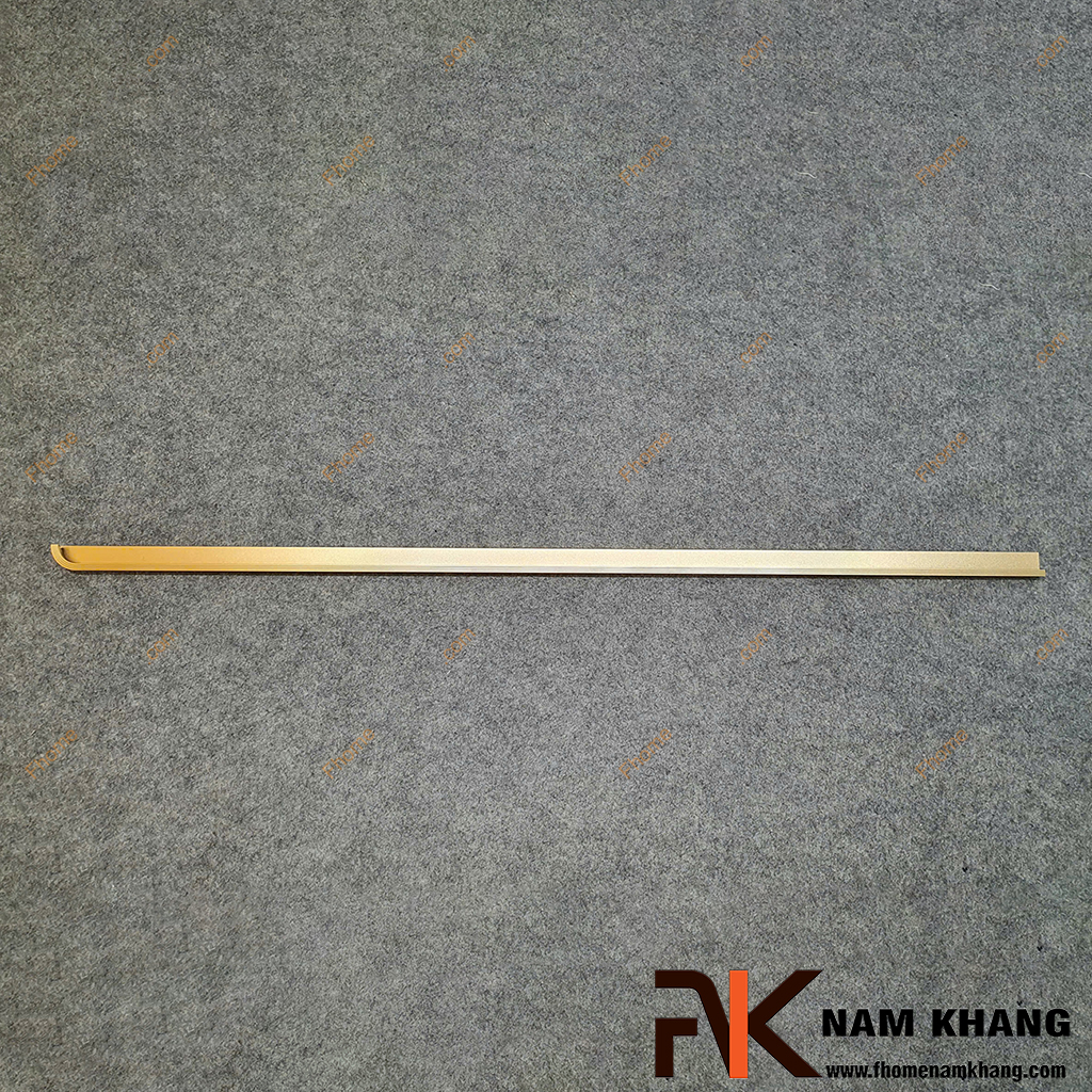 Tay nắm âm cửa tủ lắp cạnh thanh dài màu ghi vàng NK061TJ-1100VM - sở hữu thiết kế dạng thanh dài uốn cong bo tròn ở đầu trên, tạo cảm giác mềm mại nhưng vẫn giữ được nét hiện đại.