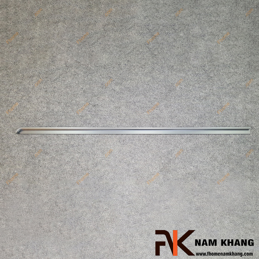 Tay nắm âm cửa tủ lắp cạnh thanh dài màu ghi xám đối xứng NK061TJ-1100X - sở hữu thiết kế dạng thanh dài uốn cong bo tròn ở đầu trên, tạo cảm giác mềm mại nhưng vẫn giữ được nét hiện đại.