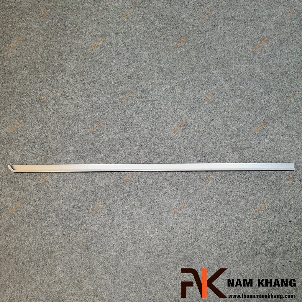 Tay nắm âm cửa tủ lắp cạnh thanh dài màu ghi xám đối xứng NK061TJ-1100X - sở hữu thiết kế dạng thanh dài uốn cong bo tròn ở đầu trên, tạo cảm giác mềm mại nhưng vẫn giữ được nét hiện đại. 