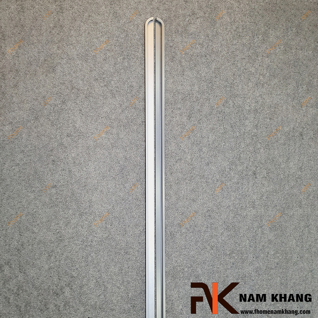 Tay nắm âm cửa tủ lắp cạnh thanh dài màu ghi xám đối xứng NK061TJ-1100X - sở hữu thiết kế dạng thanh dài uốn cong bo tròn ở đầu trên, tạo cảm giác mềm mại nhưng vẫn giữ được nét hiện đại. 
