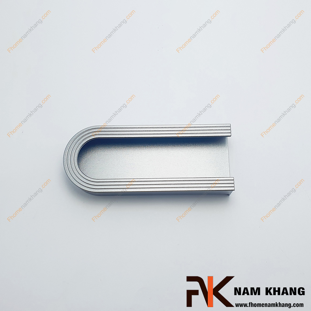 Tay nắm âm cửa tủ lắp cạnh màu ghi xám NK061TS-99X sở hữu thiết kế dạng thanh dài với phần đầu bo tròn mềm mại tạo điểm nhấn độc đáo. 