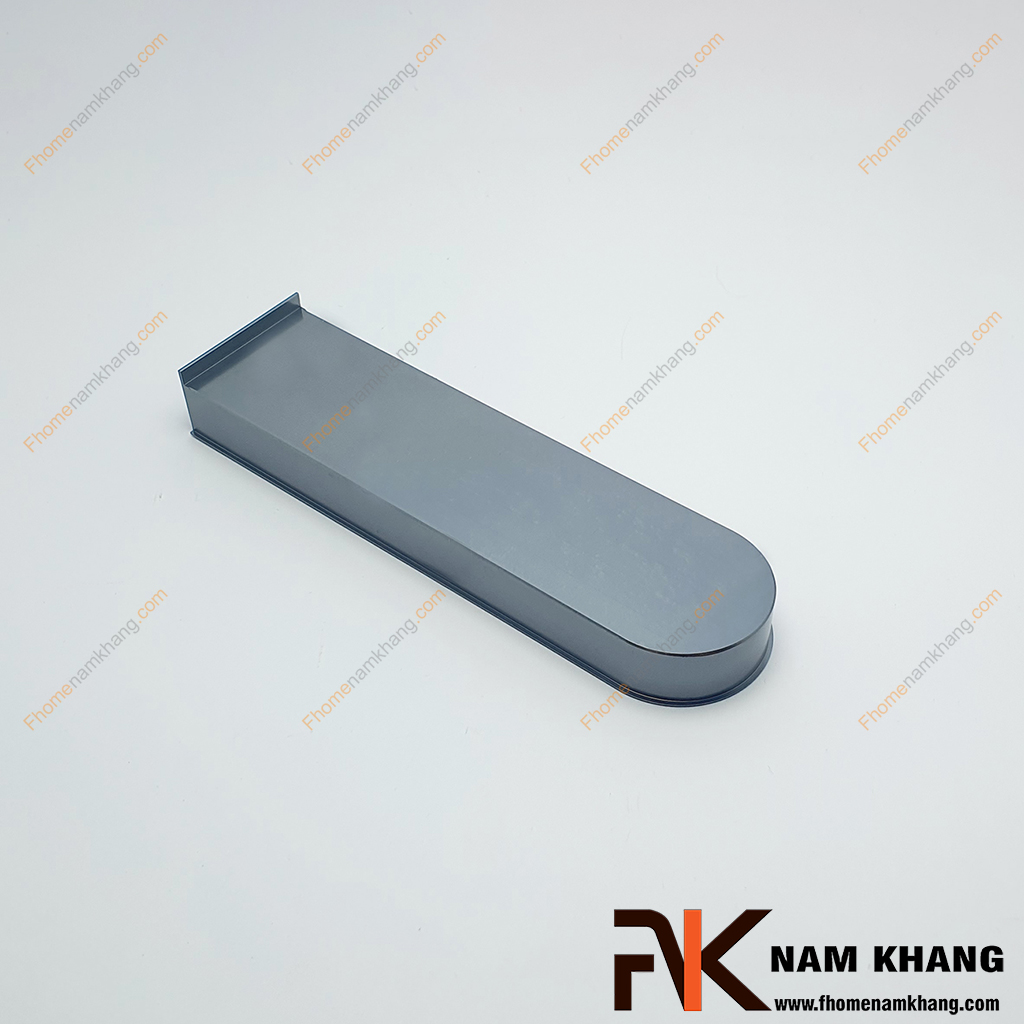Tay nắm âm cửa tủ lắp cạnh màu ghi xám NK061TS-99X sở hữu thiết kế dạng thanh dài với phần đầu bo tròn mềm mại tạo điểm nhấn độc đáo. 