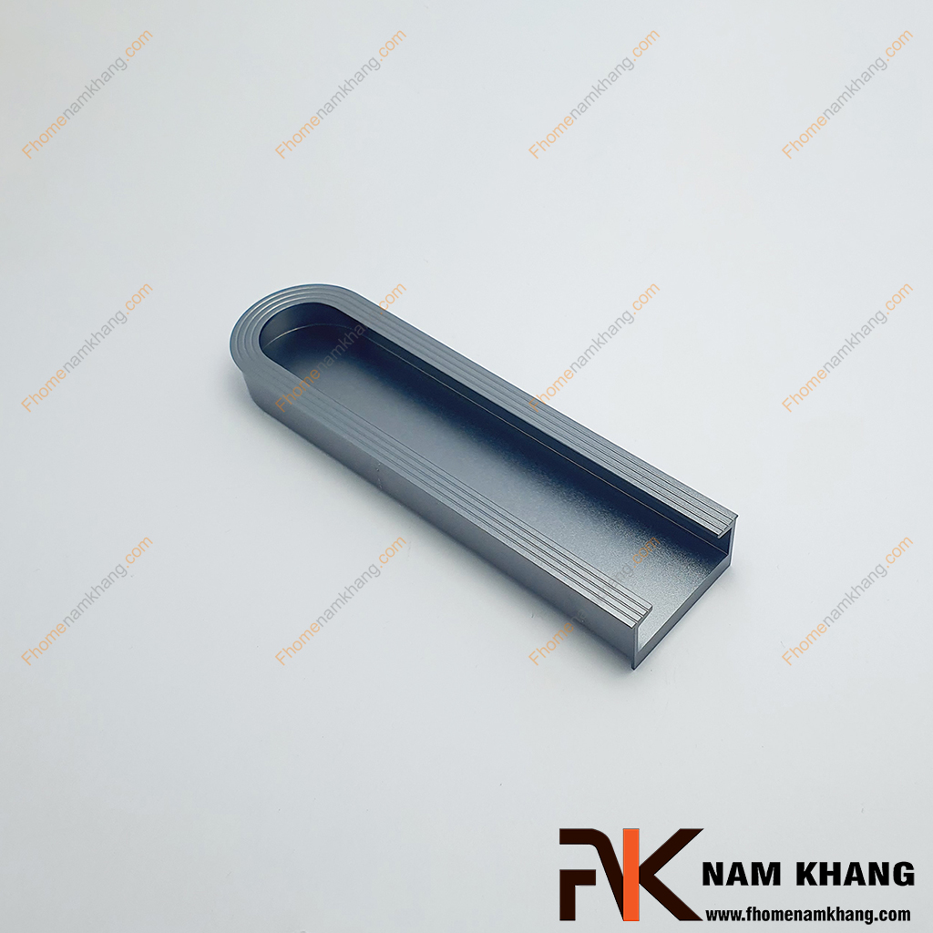 Tay nắm âm cửa tủ lắp cạnh màu ghi xám NK061TS-99X sở hữu thiết kế dạng thanh dài với phần đầu bo tròn mềm mại tạo điểm nhấn độc đáo. 