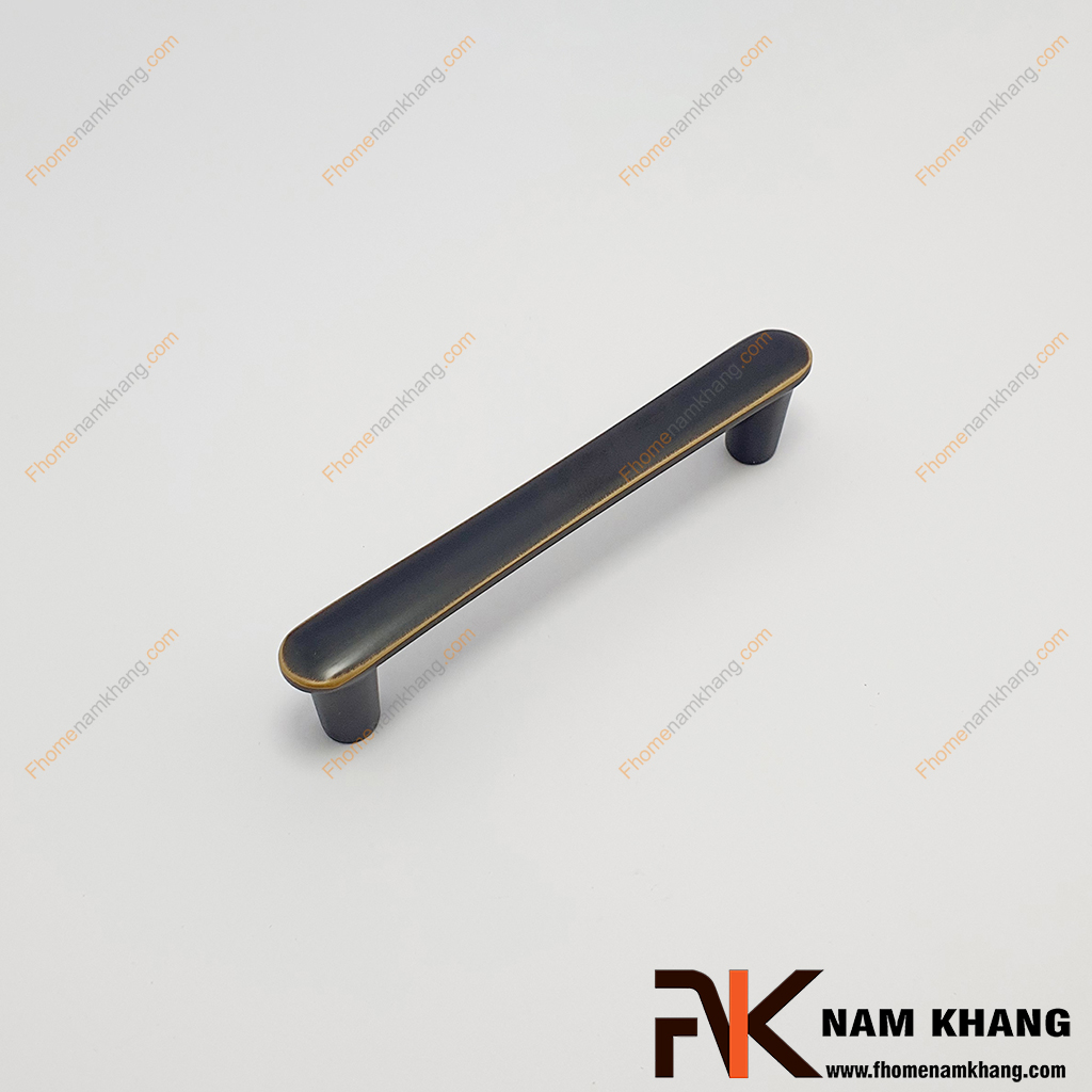 Tay nắm tủ dạng thanh màu đồng đen viền vàng NK455D-BCF thiết kế dạng tay nắm được bo tròn, tạo cảm giác cầm nắm rất thoải mái. Sản phẩm tay nắm NK455D có 2 size 96mm và 128mm tính theo tâm lỗ và có thể phối hợp với rất nhiều các dạng núm cửa tủ khác để có một bộ sản phẩm đồng bộ về màu sắc và phong cách.