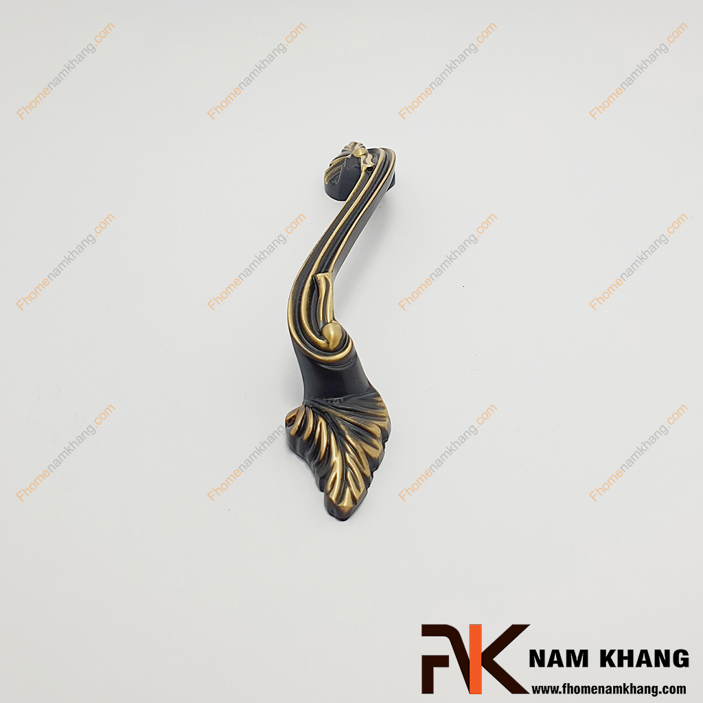 Tay nắm cửa tủ cổ điển bằng đồng NK009D-BCF được sản xuất từ chất liệu đồng bền đẹp.