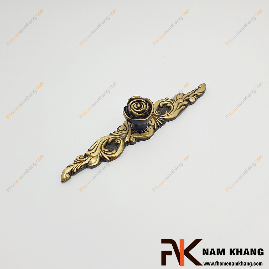 Núm cửa tủ phối thanh đồng cổ điển NK071D-BCF có thiết kế kết hợp núm nắm tủ đầu tròn và thanh cố định bằng đồng hoa văn chất lượng cao.
