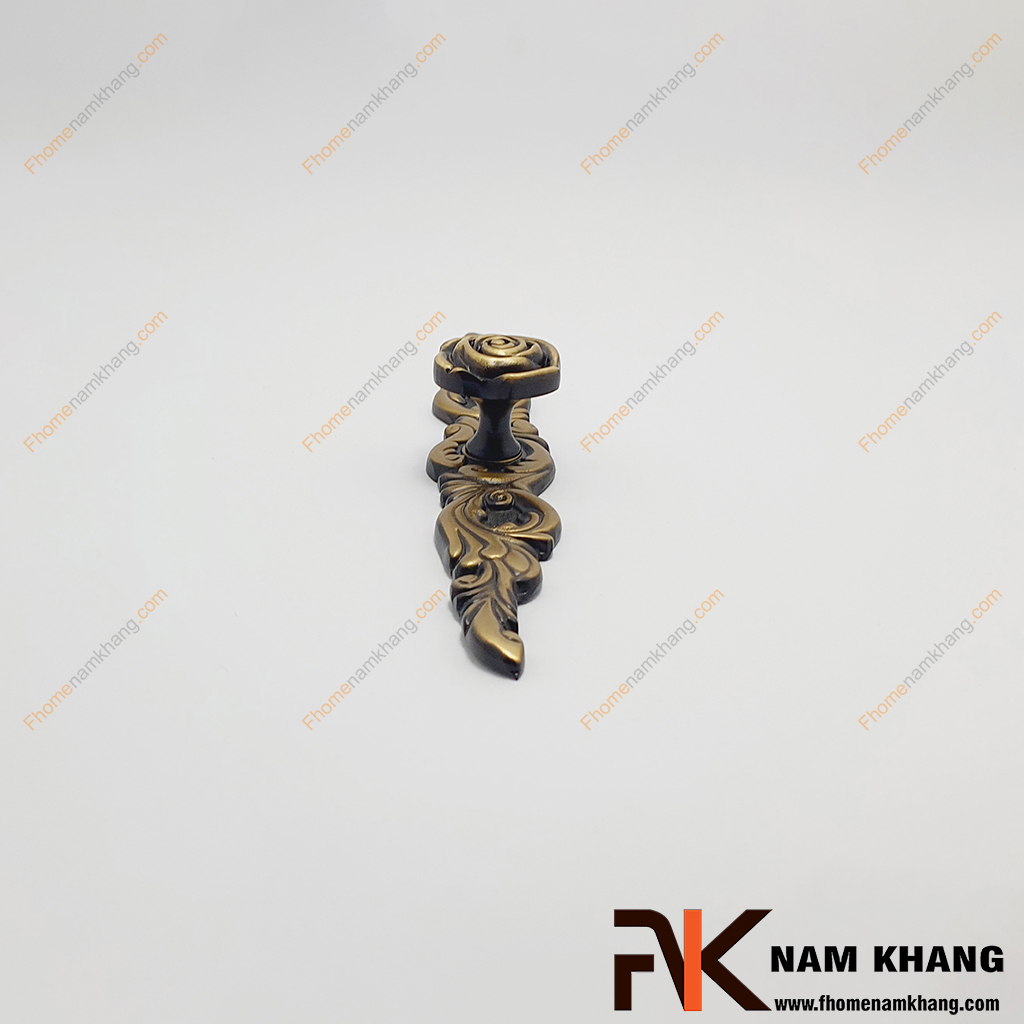 Núm cửa tủ phối thanh đồng cổ điển NK071D-BCF có thiết kế kết hợp núm nắm tủ đầu tròn và thanh cố định bằng đồng hoa văn chất lượng cao.