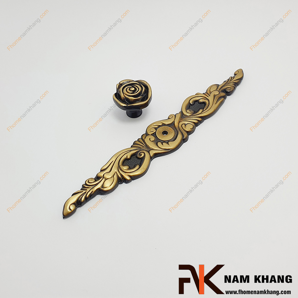 Núm cửa tủ phối thanh đồng cổ điển NK071D-BCF có thiết kế kết hợp núm nắm tủ đầu tròn và thanh cố định bằng đồng hoa văn chất lượng cao.