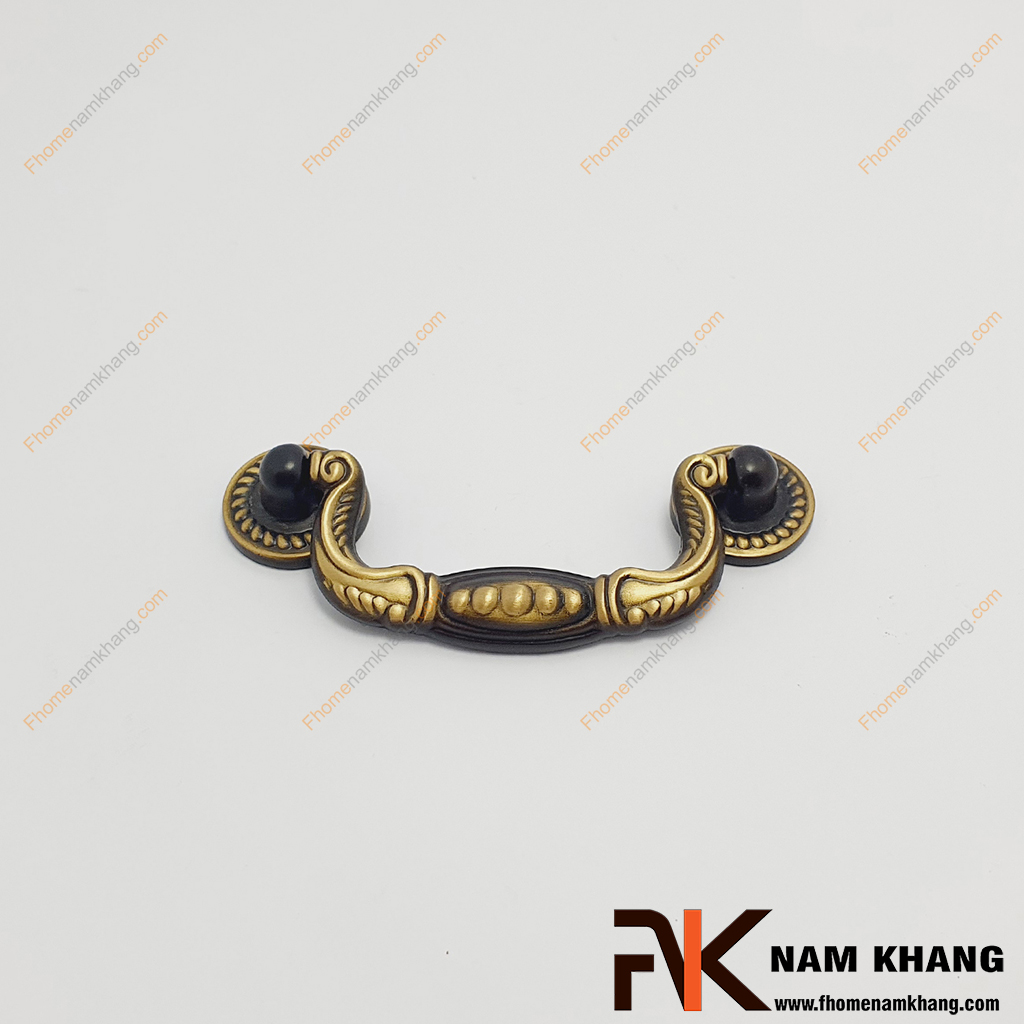 Tay cầm cửa tủ vòng rơi NK100D-BCF là một mẫu tay nắm kiểu vòng rơi, có thiết kế 2 chân đế rời có thể tháo lắp riêng và hoạt động bằng vòng nắm ở giữa.