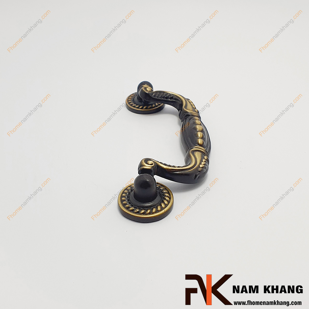 Tay cầm cửa tủ vòng rơi NK100D-BCF là một mẫu tay nắm kiểu vòng rơi, có thiết kế 2 chân đế rời có thể tháo lắp riêng và hoạt động bằng vòng nắm ở giữa.