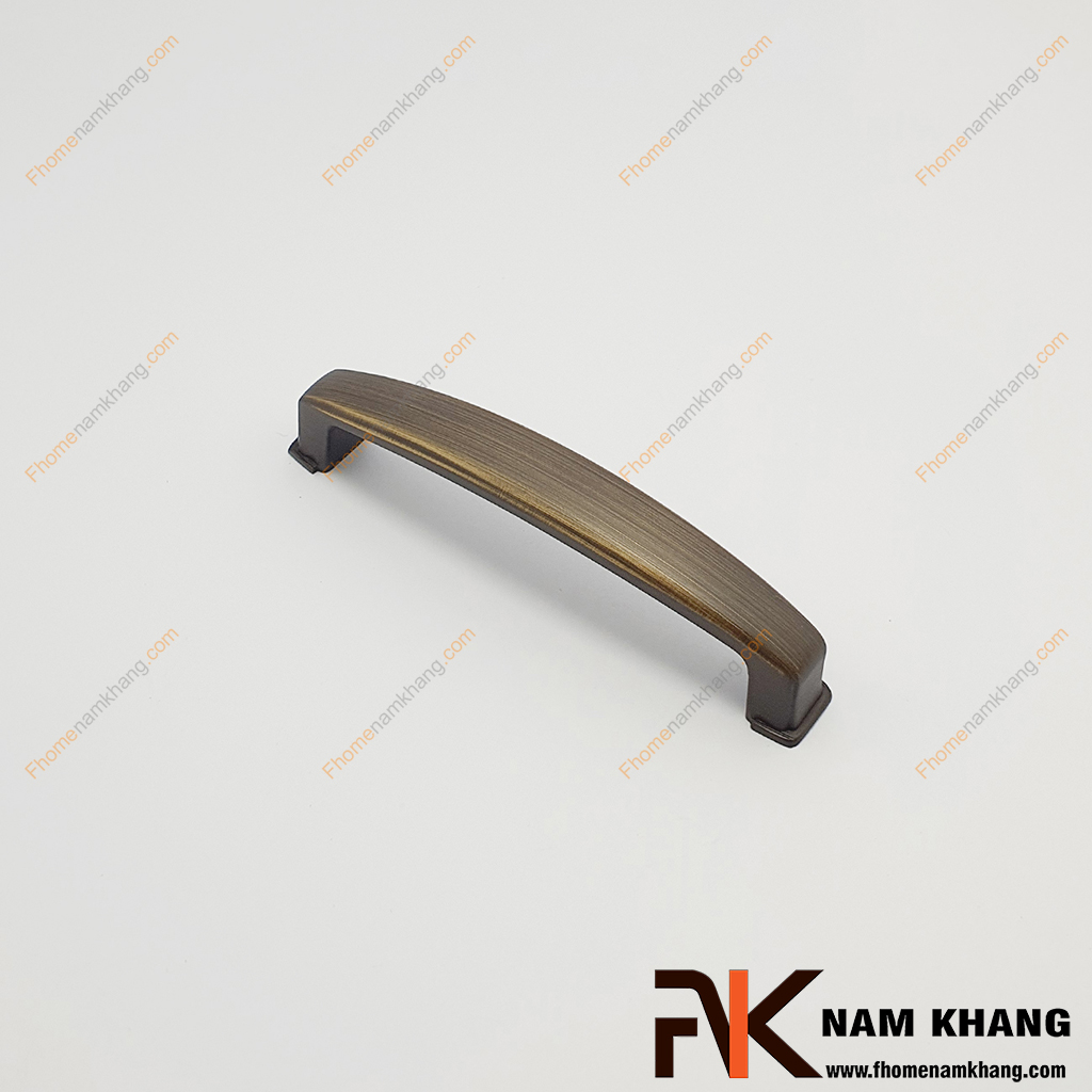 Tay cầm cửa tủ cao cấp chất liệu đồng NK335D-CF với đường nét đơn giản nhưng không kém phần tinh tế. Phần thân tay nắm được bo tròn nhẹ nhàng, tạo cảm giác thoải mái khi cầm nắm. Phần đế tay nắm vuông vắn, chắc chắn, góp phần tăng thêm vẻ đẹp cho sản phẩm.