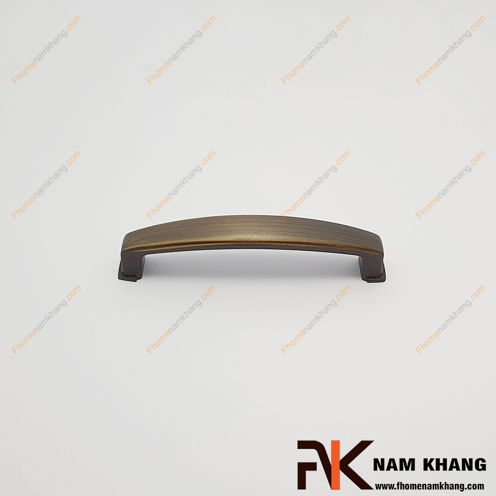 Tay cầm cửa tủ cao cấp chất liệu đồng NK335D-CF với đường nét đơn giản nhưng không kém phần tinh tế. Phần thân tay nắm được bo tròn nhẹ nhàng, tạo cảm giác thoải mái khi cầm nắm. Phần đế tay nắm vuông vắn, chắc chắn, góp phần tăng thêm vẻ đẹp cho sản phẩm.