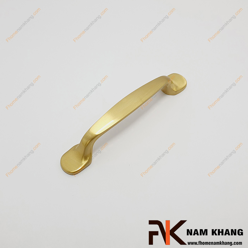 Tay nắm đồng hiện đại sang trọng vàng mờ NK022D-DVM mẫu tay nắm với thiết kế thanh ngang với phần thân cong nhẹ ở giữa giúp cầm nắm thoải mái và tiện lợi