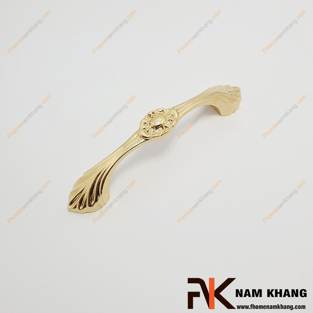 Tay nắm tủ cổ điển bằng đồng NK149D-DV có họa tiết hoa lá cổ điển, nét nổi bật chủ đạo của bản phẩm là họa tiết hoa được sắp đặt nằm giữa thân tay nắm mang lại một sự nổi bật thu hút ánh nhìn.