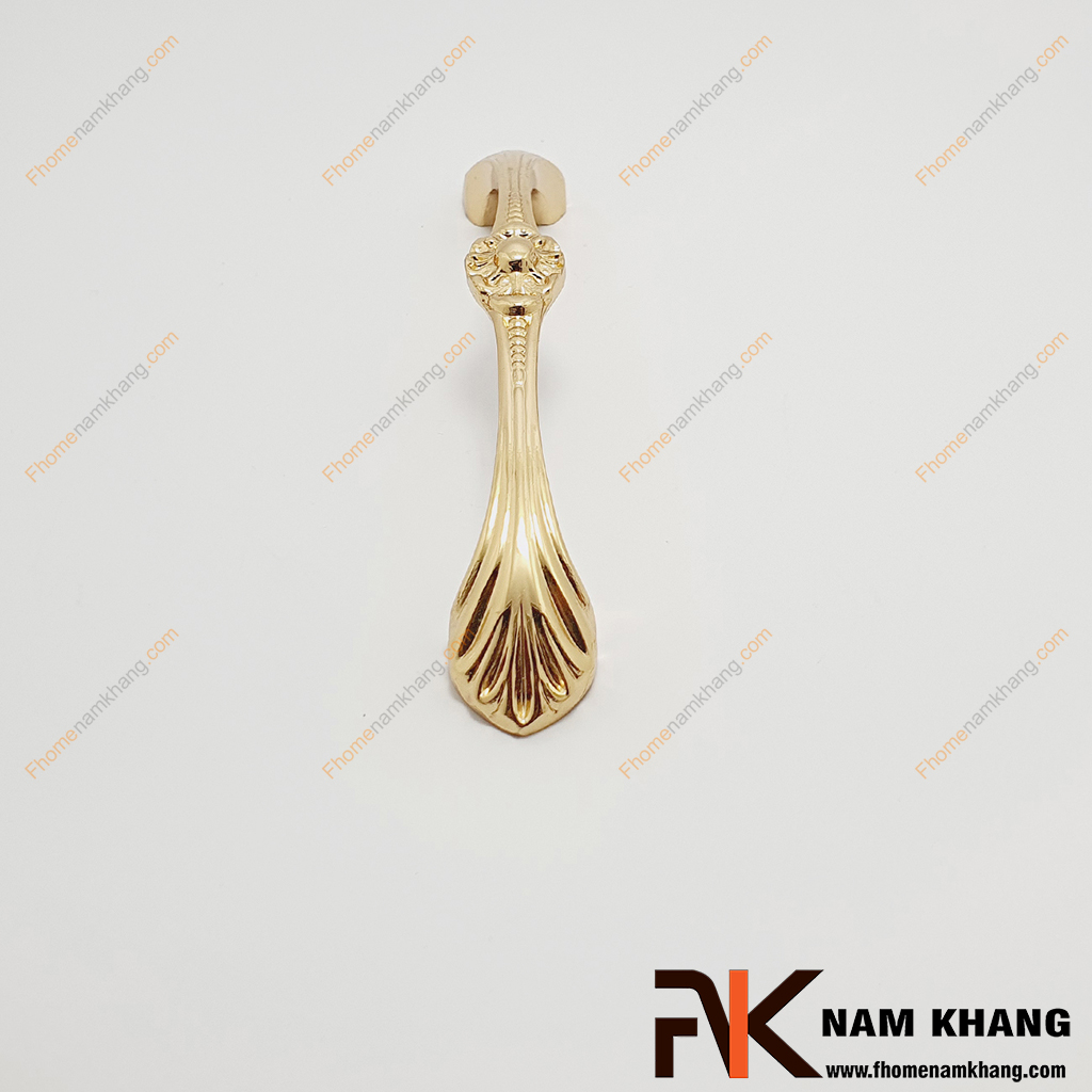 Tay nắm tủ cổ điển bằng đồng NK149D-DV có họa tiết hoa lá cổ điển, nét nổi bật chủ đạo của bản phẩm là họa tiết hoa được sắp đặt nằm giữa thân tay nắm mang lại một sự nổi bật thu hút ánh nhìn.