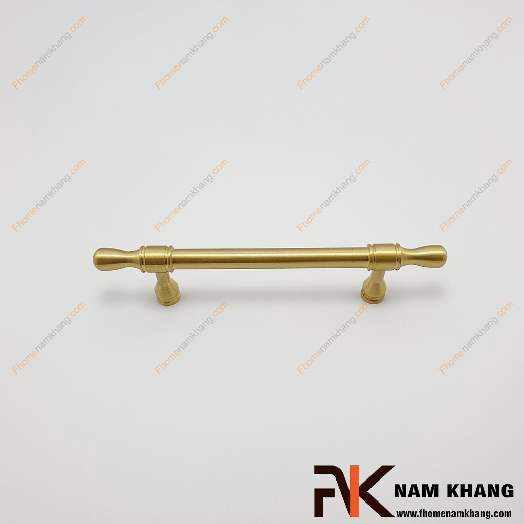 Tay nắm cửa tủ chất liệu đồng cao cấp NK520D-DVM có đường nét mềm mại, không quá cầu kỳ, phù hợp với nhiều phong cách nội thất khác nhau, từ cổ điển đến hiện đại.
