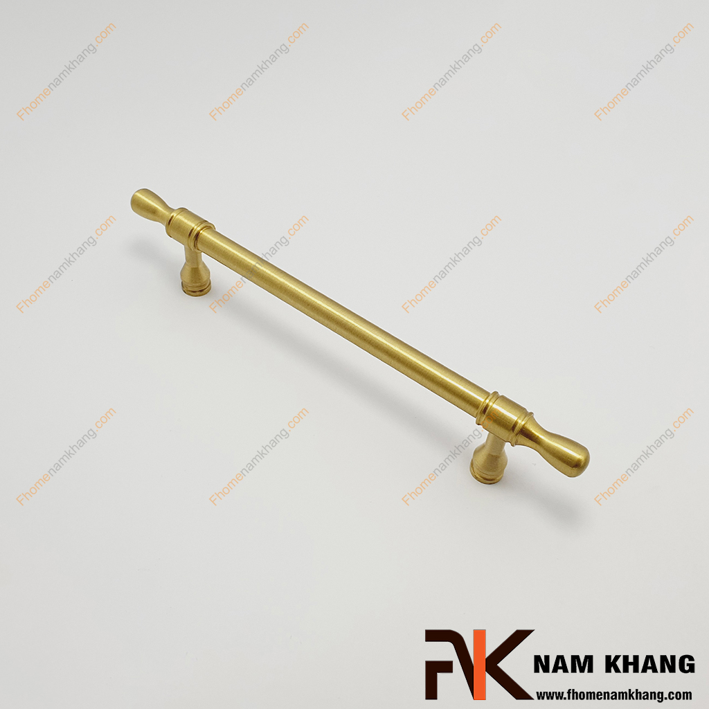 Tay nắm cửa tủ chất liệu đồng cao cấp NK520D-DVM có đường nét mềm mại, không quá cầu kỳ, phù hợp với nhiều phong cách nội thất khác nhau, từ cổ điển đến hiện đại.
