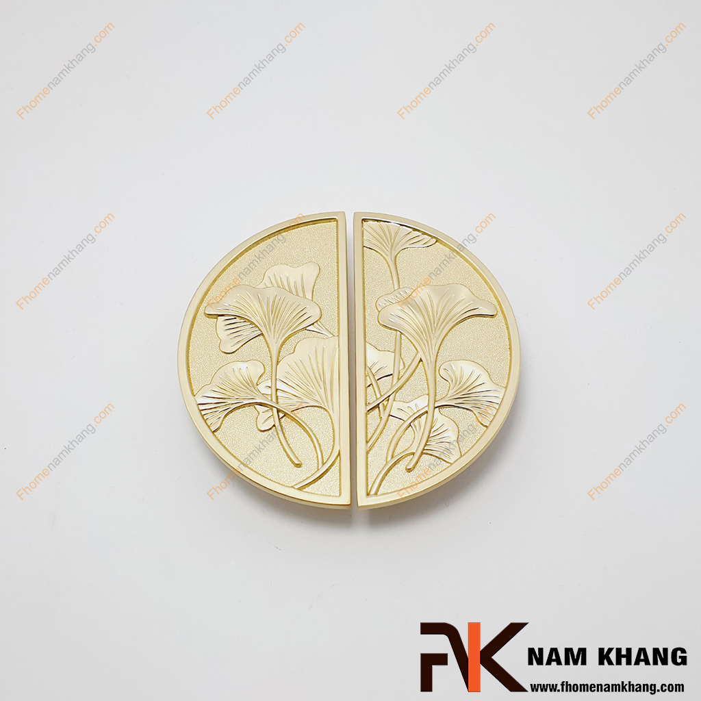 Tay nắm tủ dạng cặp họa tiết lá bạch quả NK214GB-VM - một dạng tay nắm cổ điển gồm 2 thành phần nửa hình tròn đối xứng nhau.