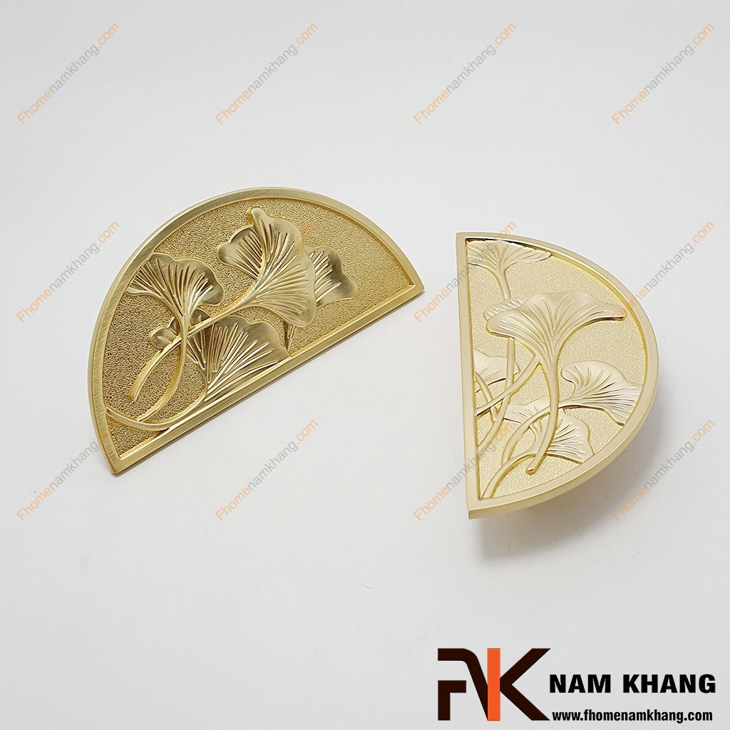 Tay nắm tủ dạng cặp họa tiết lá bạch quả NK214GB-VM - một dạng tay nắm cổ điển gồm 2 thành phần nửa hình tròn đối xứng nhau.