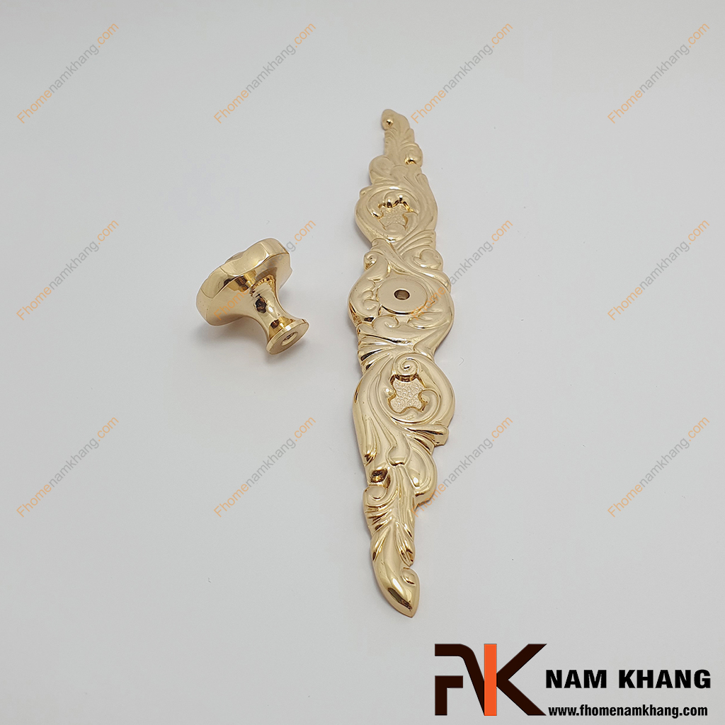 Núm cửa tủ phối thanh đồng đồng vàng NK071D-DV có thiết kế kết hợp núm nắm tủ đầu tròn và thanh cố định bằng đồng hoa văn chất lượng cao.