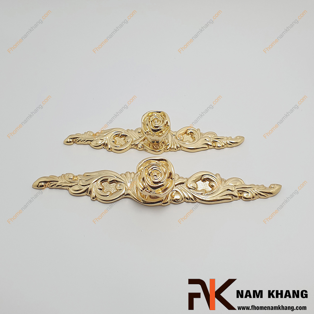 Núm cửa tủ phối thanh đồng đồng vàng NK071D-DV có thiết kế kết hợp núm nắm tủ đầu tròn và thanh cố định bằng đồng hoa văn chất lượng cao.