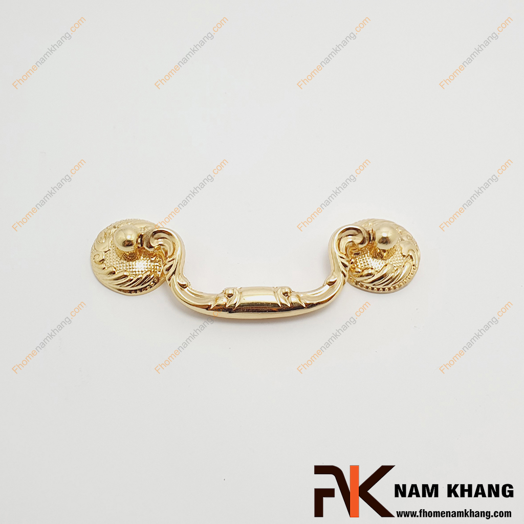 Tay cầm cửa tủ vòng rơi NK100D-72DV là một mẫu tay nắm kiểu vòng rơi, có thiết kế 2 chân đế rời có thể tháo lắp riêng và hoạt động bằng vòng nắm ở giữa.