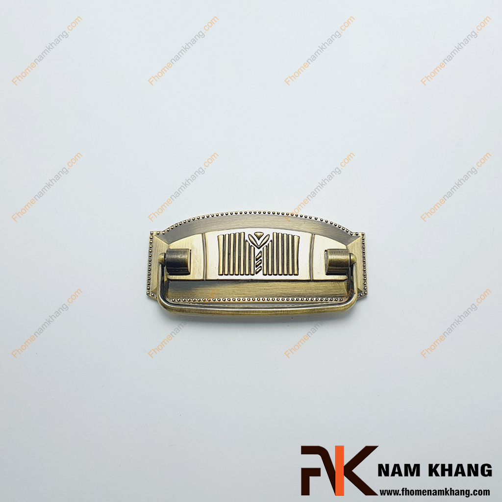 Tay nắm cửa tủ cổ điển NK269-LR - Sản phẩm là một tay nắm cửa tủ bằng kim loại màu đồng rêu, mang phong cách cổ điển sang trọng.