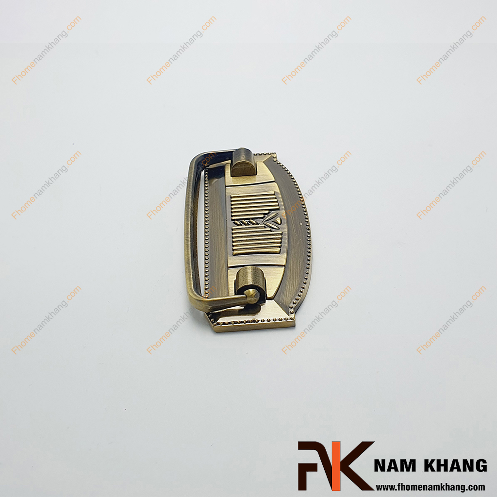 Tay nắm cửa tủ cổ điển NK269-LR - Sản phẩm là một tay nắm cửa tủ bằng kim loại màu đồng rêu, mang phong cách cổ điển sang trọng.