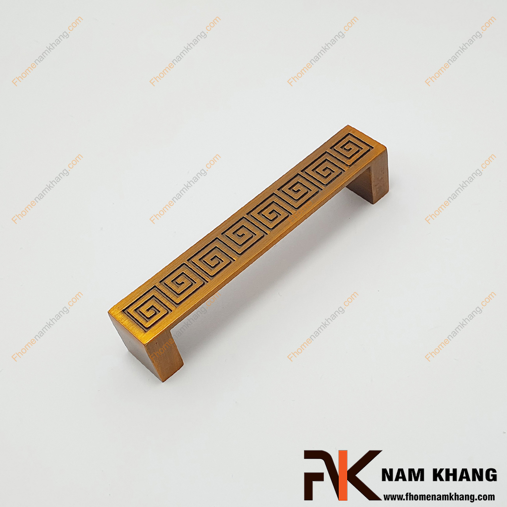 Tay nắm cửa tủ dạng vuông họa tiết cổ điển NK174V-CF dạng tay nắm vuông cạnh được bố trí hoa văn trên bề mặt lại nét cổ điển cao cấp.