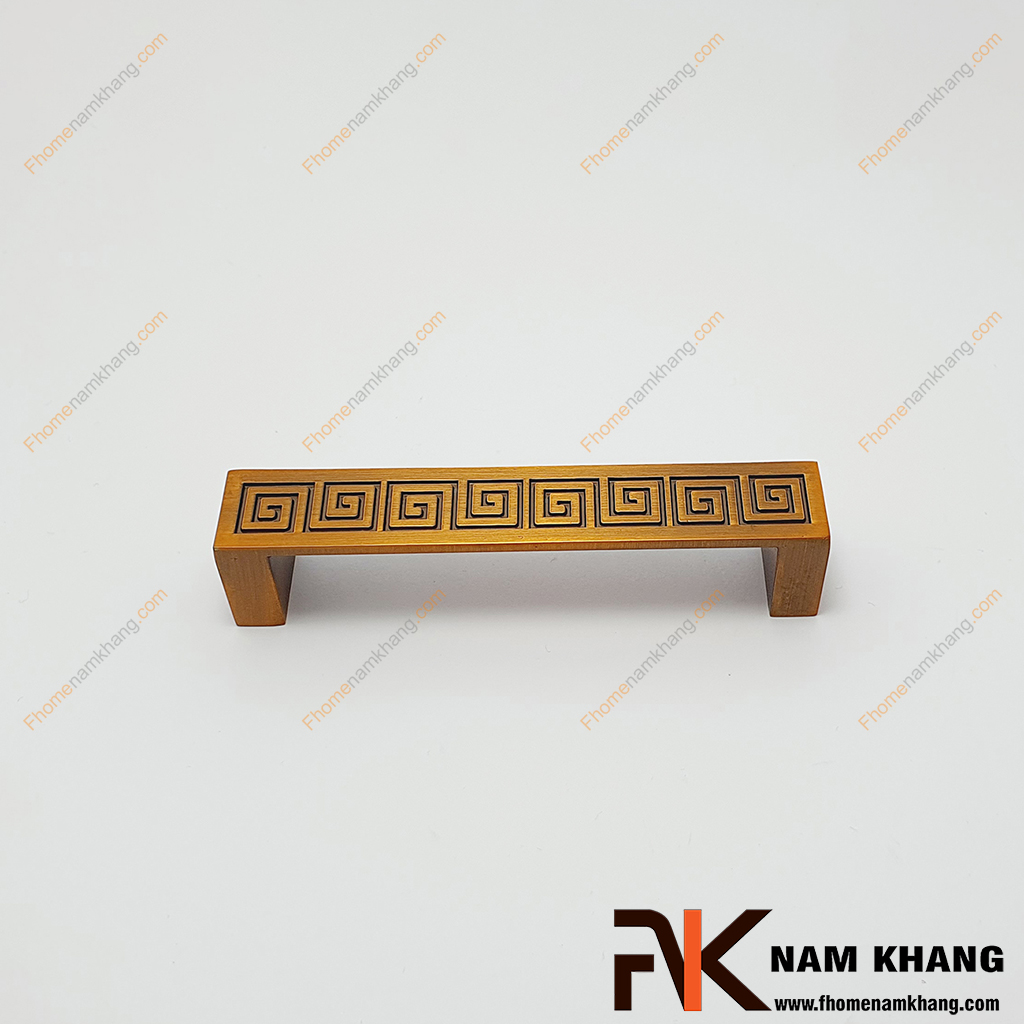 Tay nắm cửa tủ dạng vuông họa tiết cổ điển NK174V-CF dạng tay nắm vuông cạnh được bố trí hoa văn trên bề mặt lại nét cổ điển cao cấp.