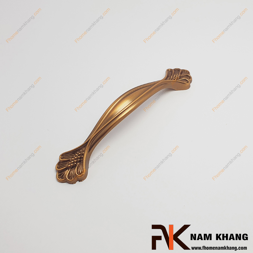 Tay nắm tủ hợp kim hoa văn màu cafe NK250L-CF -mẫu tay nắm cửa tủ được thiết kế theo phong cách cổ điển, với màu cafe sang trọng và các đường nét chạm khắc tinh xảo ở hai đầu.