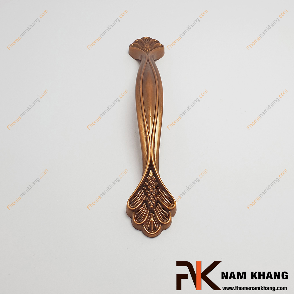 Tay nắm tủ hợp kim hoa văn màu cafe NK250L-CF -mẫu tay nắm cửa tủ được thiết kế theo phong cách cổ điển, với màu cafe sang trọng và các đường nét chạm khắc tinh xảo ở hai đầu.