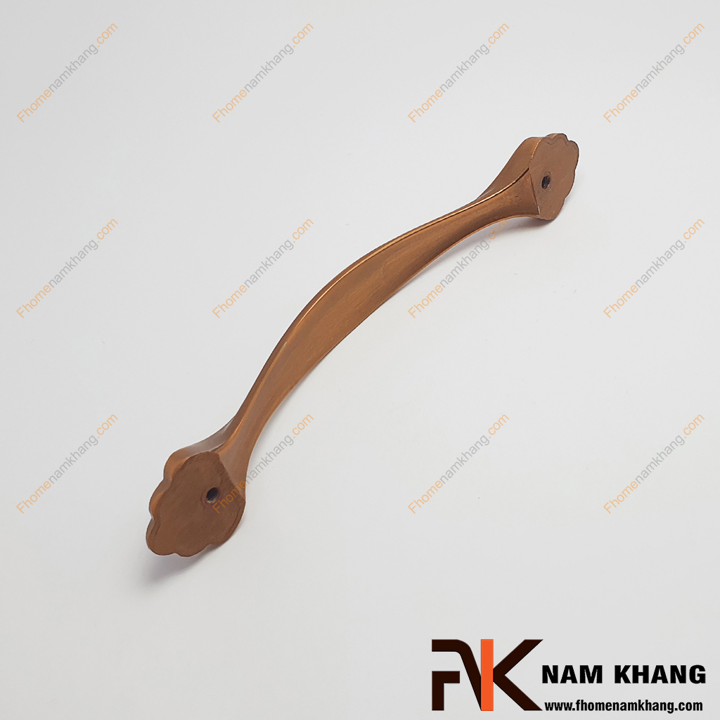 Tay nắm tủ hợp kim hoa văn màu cafe NK250L-CF -mẫu tay nắm cửa tủ được thiết kế theo phong cách cổ điển, với màu cafe sang trọng và các đường nét chạm khắc tinh xảo ở hai đầu.