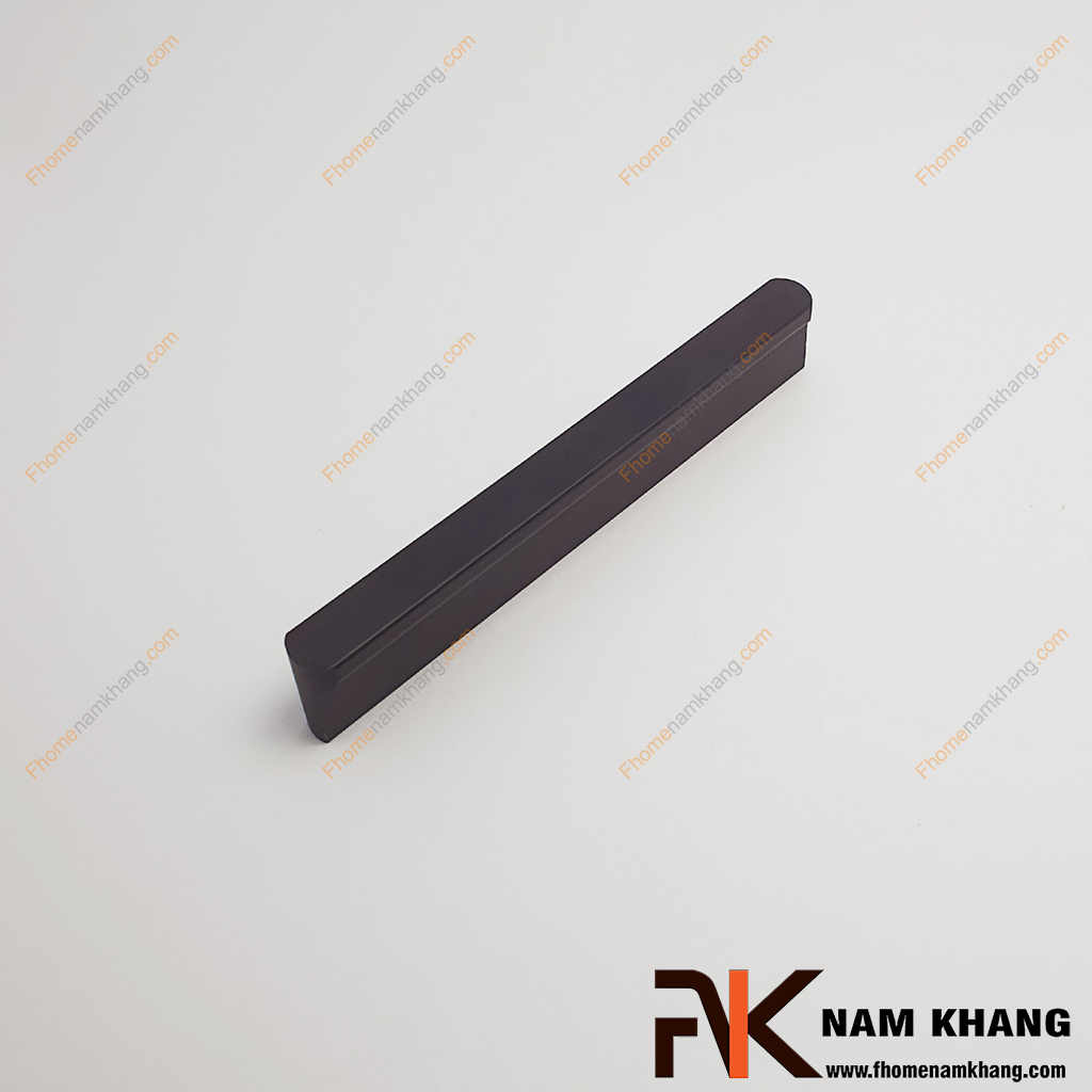 Tay nắm tủ thanh dài màu đen NK406L-DB mẫu tay nắm cửa tủ dáng thanh thẳng, hoàn thiện với màu đen hiện đại.