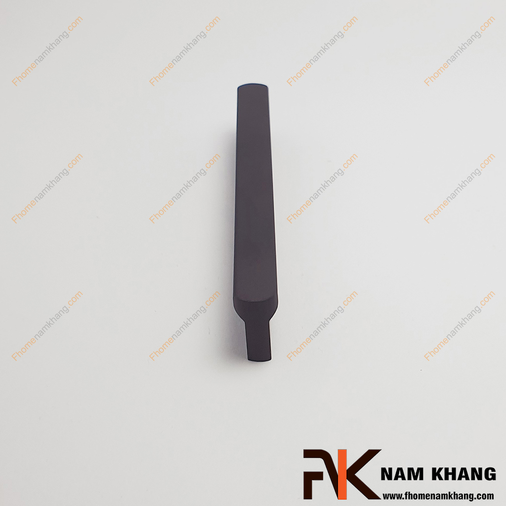 Tay nắm tủ thanh dài màu đen NK406L-DB mẫu tay nắm cửa tủ dáng thanh thẳng, hoàn thiện với màu đen hiện đại.