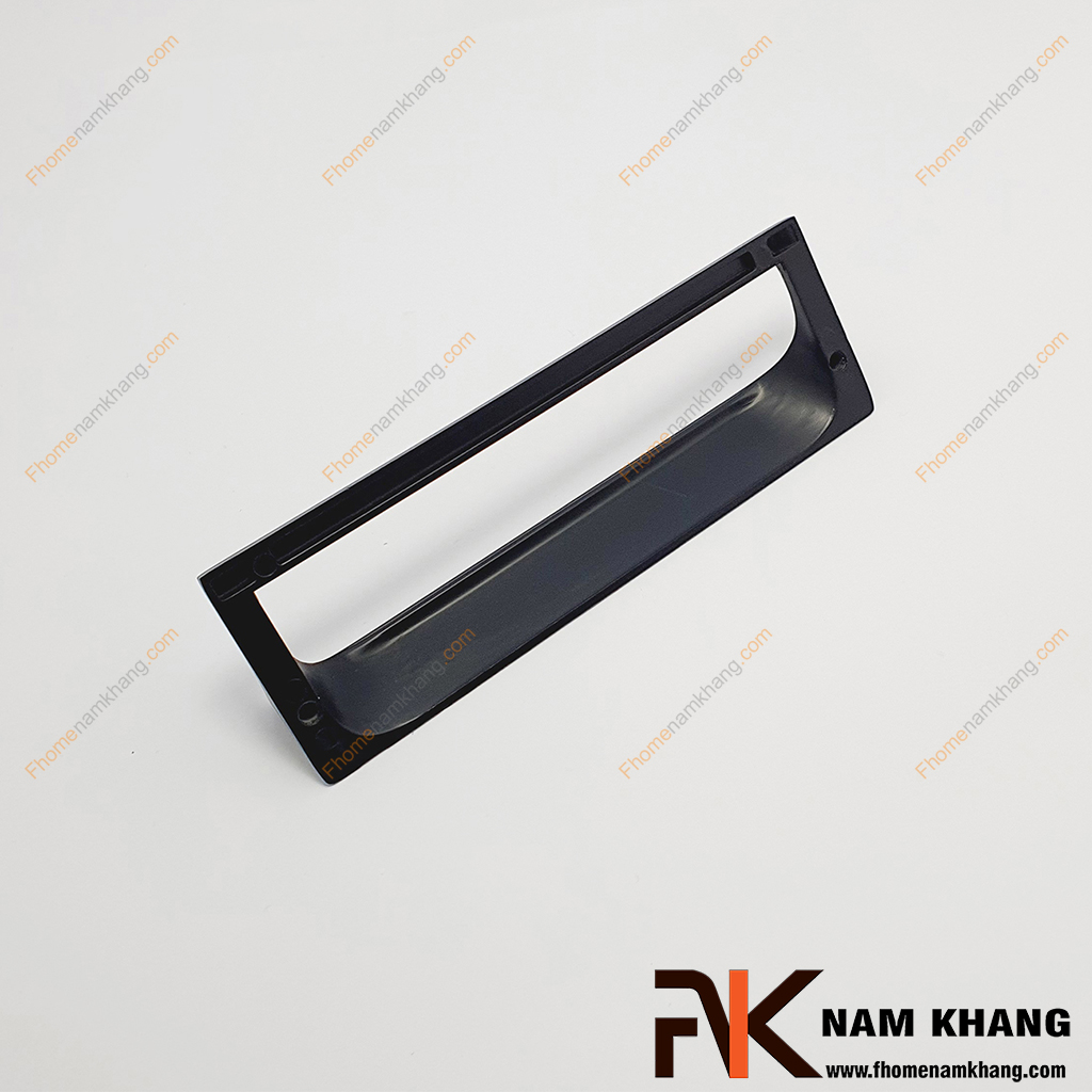 Tay kéo cửa tủ màu đen NK446V-D là một mẫu thiết kế tay nắm tủ đơn giản vuông góc với khuôn dạng móc.