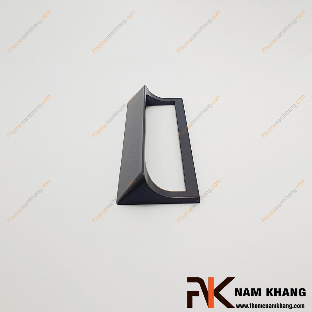Tay kéo cửa tủ màu đen NK446V-D là một mẫu thiết kế tay nắm tủ đơn giản vuông góc với khuôn dạng móc.