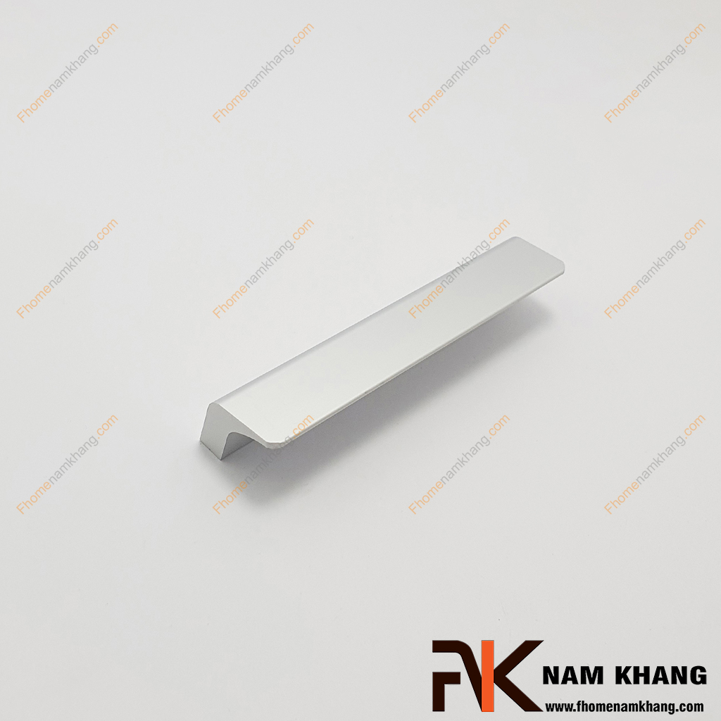 Tay cầm cửa tủ dạng cong hợp kim màu nhôm NK014S-N kiểu dáng tay nắm dương có lối thiết kế cong gập với nhiều size và màu mang lại nhiều sự lựa chọn cho quý khách. 