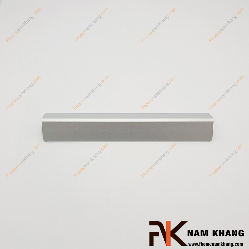 Tay cầm cửa tủ dạng cong hợp kim màu nhôm NK014S-N kiểu dáng tay nắm dương có lối thiết kế cong gập với nhiều size và màu mang lại nhiều sự lựa chọn cho quý khách. 