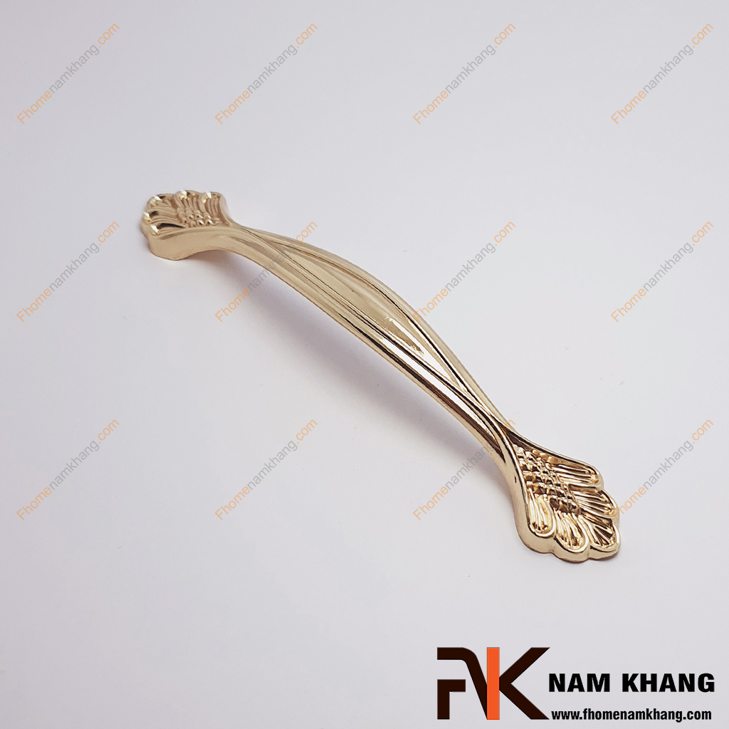 Tay nắm tủ hợp kim hoa văn màu vàng NK250L-V -mẫu tay nắm cửa tủ được thiết kế theo phong cách cổ điển, với màu vàng bóng sang trọng và các đường nét chạm khắc tinh xảo ở hai đầu.