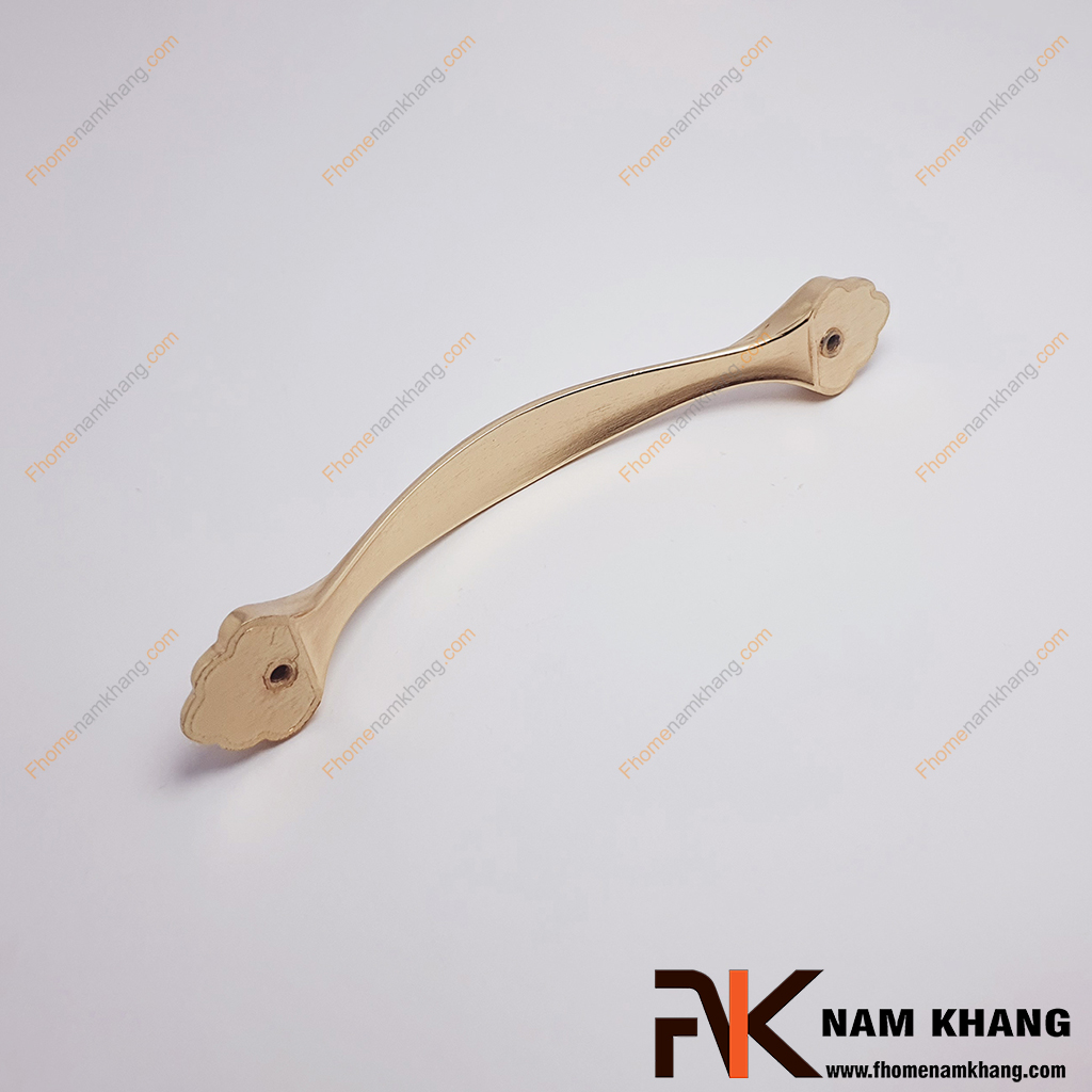 Tay nắm tủ hợp kim hoa văn màu vàng NK250L-V -mẫu tay nắm cửa tủ được thiết kế theo phong cách cổ điển, với màu vàng bóng sang trọng và các đường nét chạm khắc tinh xảo ở hai đầu.